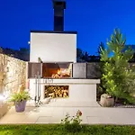 Διαμέρισμα Luxury Hyperion With Private Pool And Garden Μούρτερ