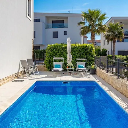 Luxury Hyperion With Private Pool And Garden