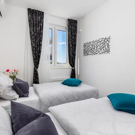 Luxury Hyperion With Private Pool And Garden