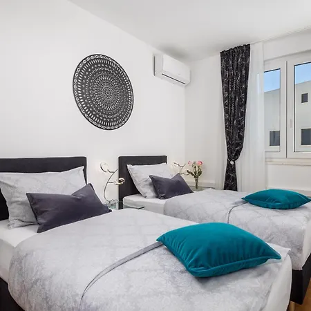 Luxury Hyperion With Private Pool And Garden