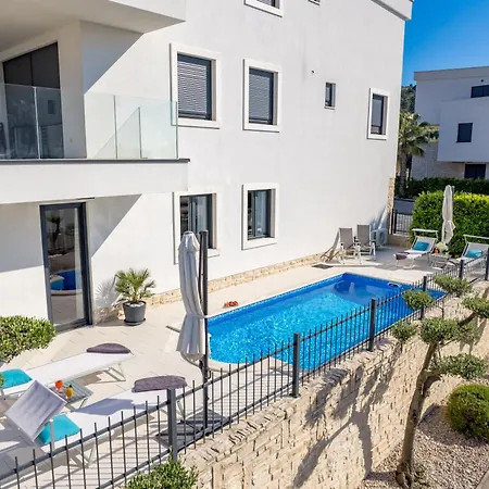 Lägenhet Luxury Hyperion With Private Pool And Garden *