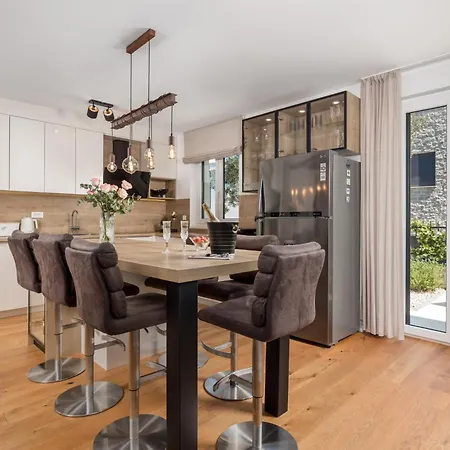 Lägenhet Luxury Hyperion With Private Pool And Garden *