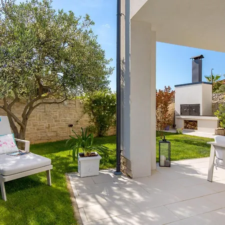 Luxury Hyperion With Private Pool And Garden Murter