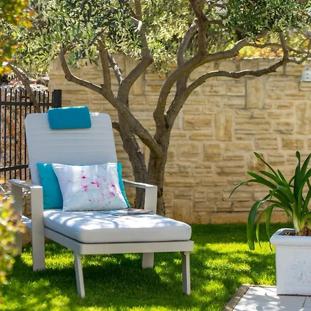 Lägenhet Luxury Hyperion With Private Pool And Garden