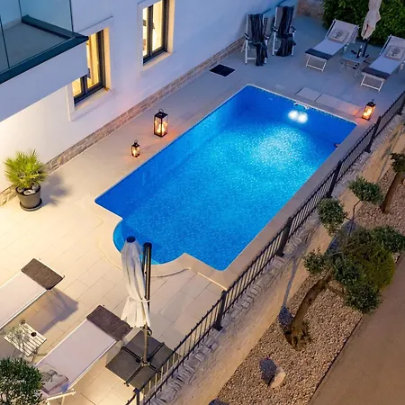Luxury Hyperion With Private Pool And Garden