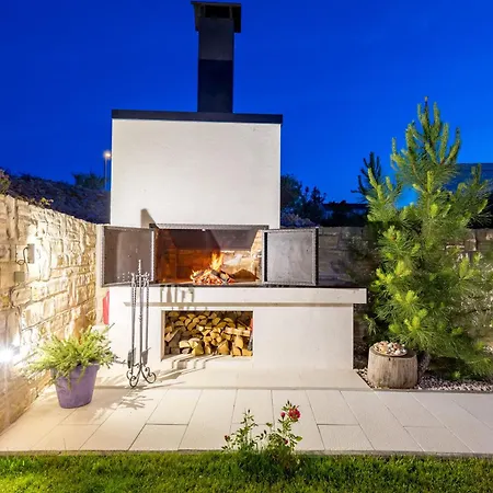 Lägenhet Luxury Hyperion With Private Pool And Garden Murter