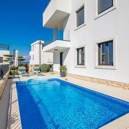 Luxury Hyperion With Private Pool And Garden