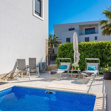 Luxury Hyperion With Private Pool And Garden