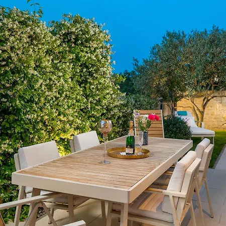 Luxury Hyperion With Private Pool And Garden 公寓 穆泰尔岛