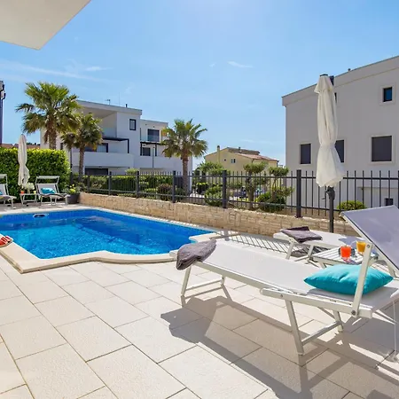 Lägenhet Luxury Hyperion With Private Pool And Garden *