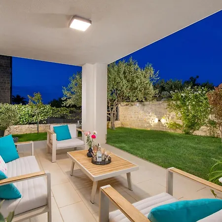 Luxury Hyperion With Private Pool And Garden Lägenhet