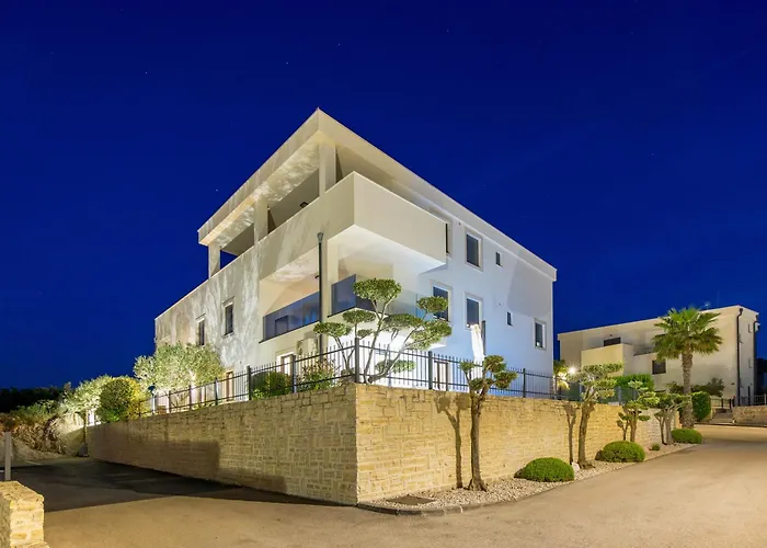 Apartman Luxury Hyperion With Private Pool And Garden Murter