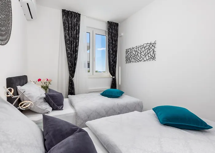 Luxury Hyperion With Private Pool And Garden