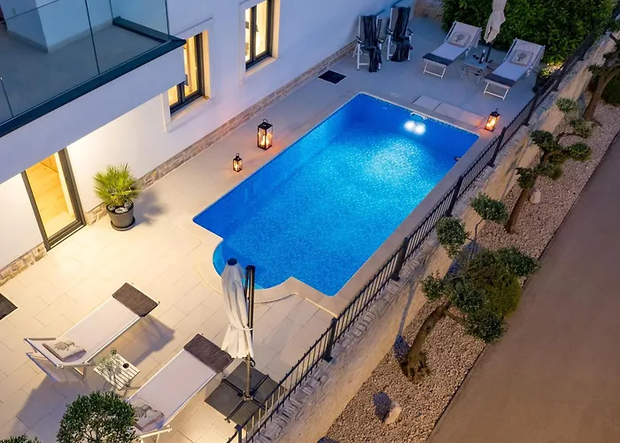 Luxury Hyperion With Private Pool And Garden