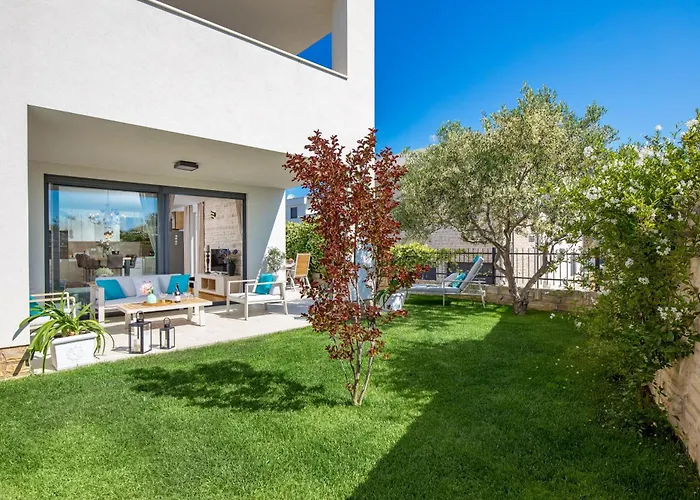 Luxury Hyperion With Private Pool And Garden Apartmán