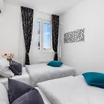 Luxury Hyperion With Private Pool And Garden