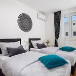 Luxury Hyperion With Private Pool And Garden
