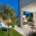 Luxury Hyperion With Private Pool And Garden