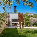 Luxury Hyperion With Private Pool And Garden
