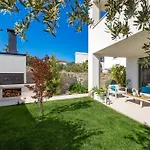Luxury Hyperion With Private Pool And Garden 公寓 穆泰尔岛