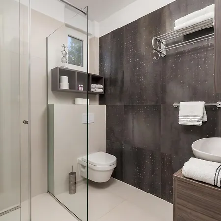 Luxury Hyperion With Private Pool And Garden 무르테르