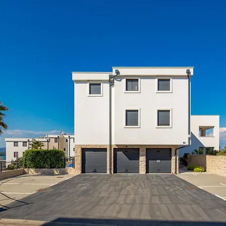 Apartment Luxury Hyperion With Private Pool And Garden