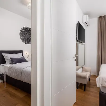 Luxury Hyperion With Private Pool And Garden 아파트