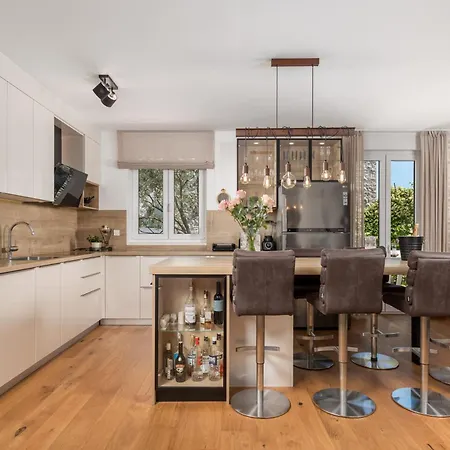 Luxury Hyperion With Private Pool And Garden 아파트