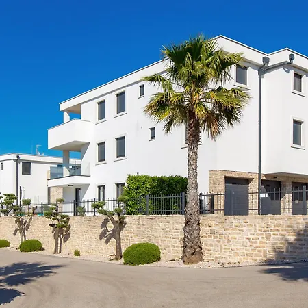 Luxury Hyperion With Private Pool And Garden Murter