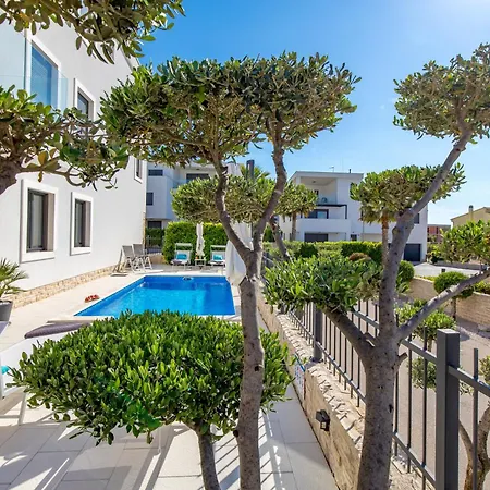 Apartment Luxury Hyperion With Private Pool And Garden Murter