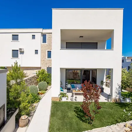 Luxury Hyperion With Private Pool And Garden Apartment *