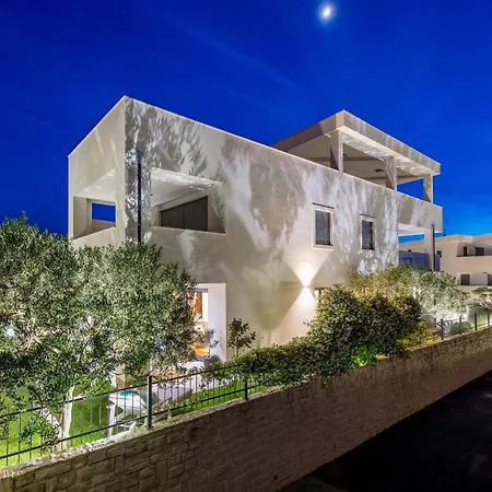 Luxury Hyperion With Private Pool And Garden Apartament