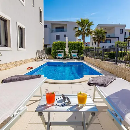 Luxury Hyperion With Private Pool And Garden Apartment *