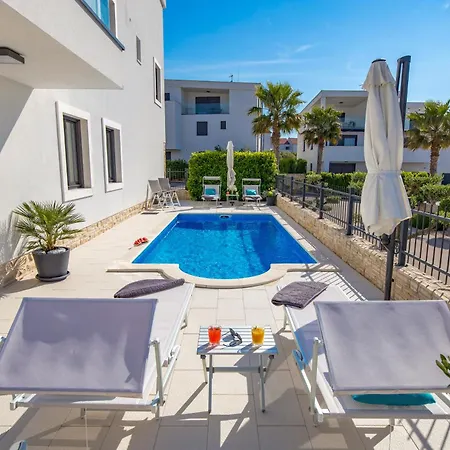 Апартаменты Luxury Hyperion With Private Pool And Garden