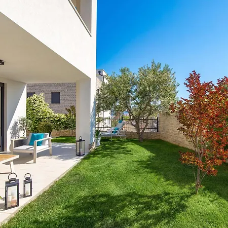 Апартаменты Luxury Hyperion With Private Pool And Garden