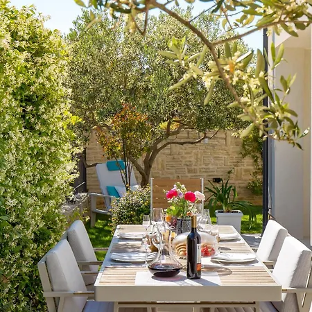 Luxury Hyperion With Private Pool And Garden 아파트 *