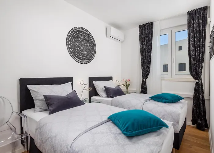 Luxury Hyperion With Private Pool And Garden