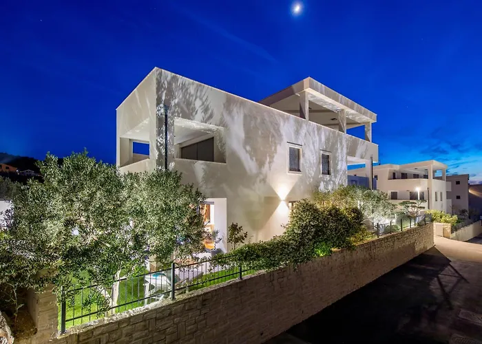 Luxury Hyperion With Private Pool And Garden Apartament