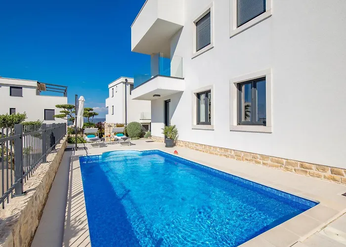 Luxury Hyperion With Private Pool And Garden